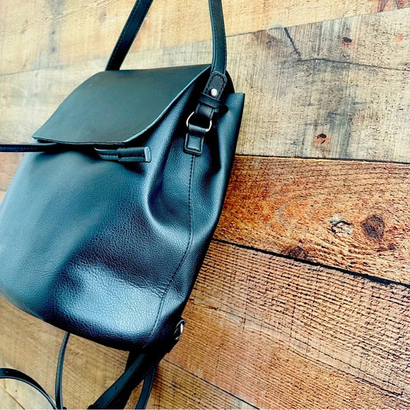 Zara Basics Collections Convertible Shoulder/Backpack Bag - Picture 3 of 12